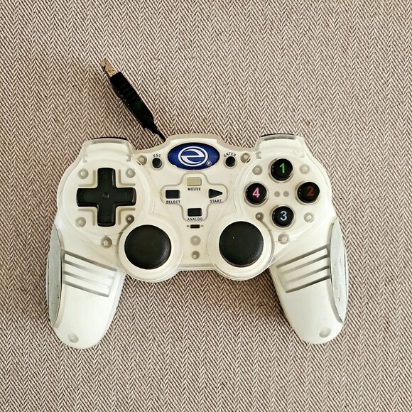 Game Elements Recoil GGE909 White USB Game Controller - Picture 2 of 2
